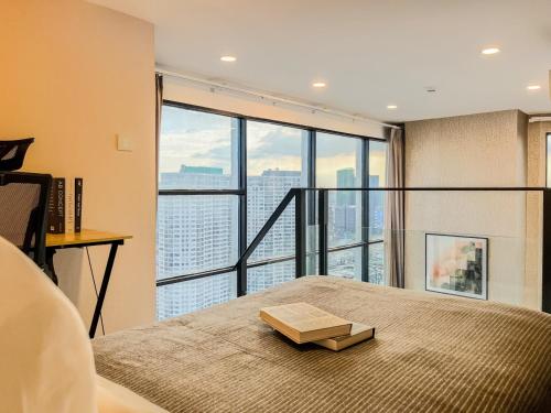 Ένα ή περισσότερα κρεβάτια σε δωμάτιο στο Duplex near BTS l Rooftop Pool l Skyline l Sontana