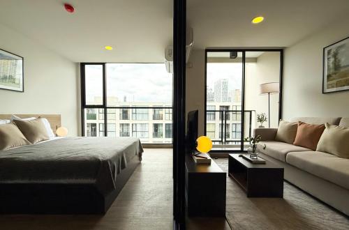 Ένα ή περισσότερα κρεβάτια σε δωμάτιο στο Near BTS - Near Iconsiam - Pool and Gym - Sontana