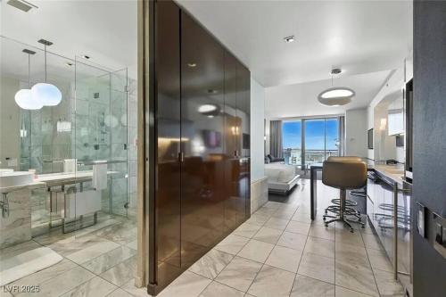 Ένα μπάνιο στο Palms Place Hotel HighFloor StripView with Balcony