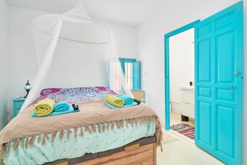 une chambre avec un lit avec des serviettes dessus dans l'établissement La Casita Turquesa - Zeezicht, à Almuñécar