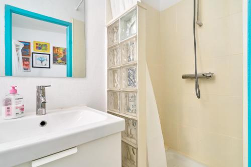 une salle de bain blanche avec lavabo et douche dans l'établissement La Casita Turquesa - Zeezicht, à Almuñécar