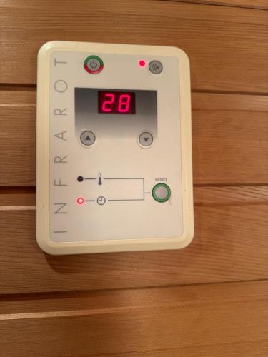 ein elektronischer Thermostat an einer Holzwand in der Unterkunft Bed en breakfast in Stad aan ʼt Haringvliet