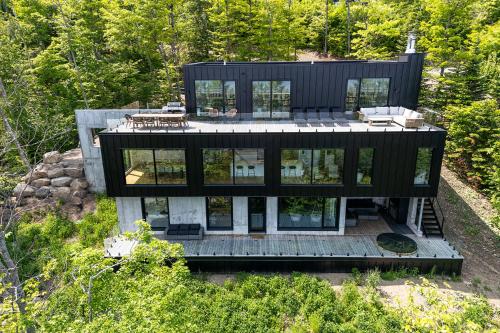an aerial view of a black house at Le Föss, Fleuve, Sauna & Spa in Petite-Rivière-Saint-François