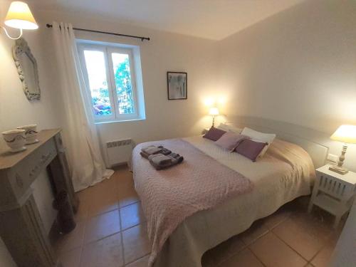 En eller flere senge i et værelse på Le Mazet Du Domaine