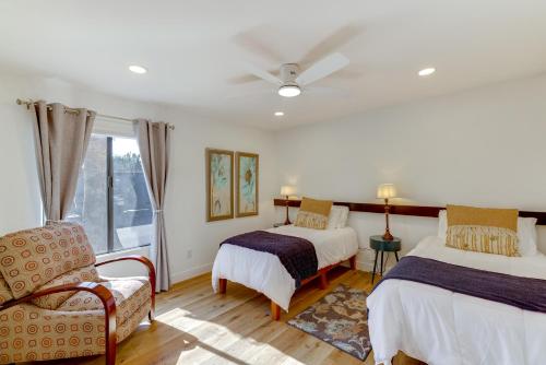 Ένα ή περισσότερα κρεβάτια σε δωμάτιο στο Walk to Canal Trail! Condo with Pool in Scottsdale