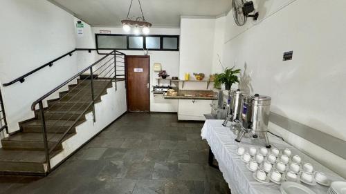 una stanza con una scala e un tavolo con delle ciotole sopra di Périco Hotel a Igarassú