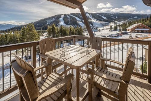 Nespecifikovaný výhled na hory nebo výhled na hory při pohledu z prázdninového domu