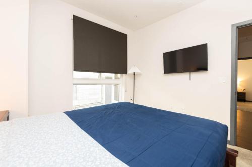 Lovely 3BR Apt With Balcony And Rooftop Pool Plus Views photo 15