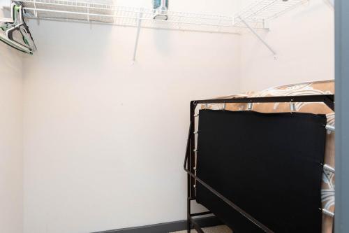 Lovely 3BR Apt With Balcony And Rooftop Pool Plus Views photo 29