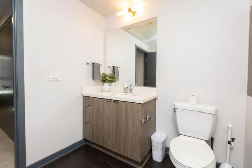 Lovely 3BR Apt With Balcony And Rooftop Pool Plus Views photo 14