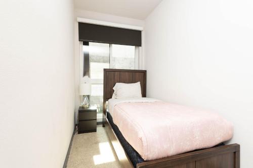 Lovely 3BR Apt With Balcony And Rooftop Pool Plus Views photo 13