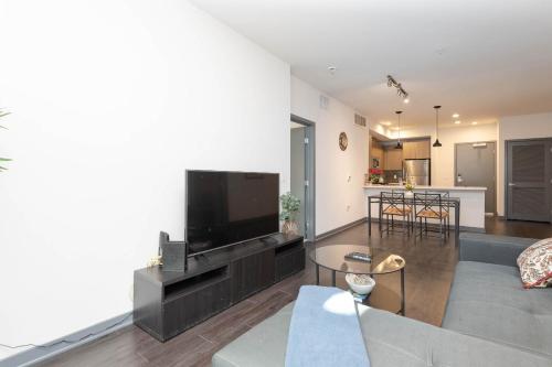 Lovely 3BR Apt With Balcony And Rooftop Pool Plus Views photo 12