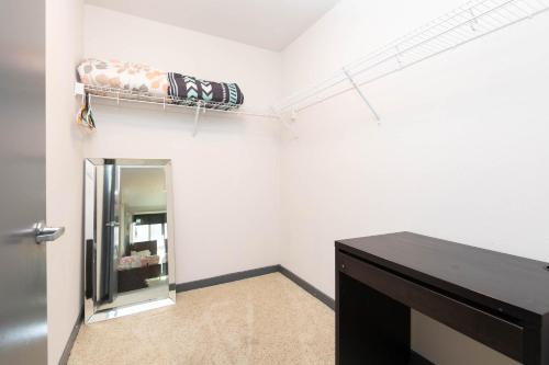 Lovely 3BR Apt With Balcony And Rooftop Pool Plus Views photo 17