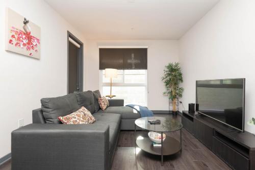 Lovely 3BR Apt With Balcony And Rooftop Pool Plus Views photo 19