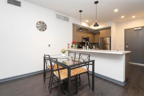 Lovely 3BR Apt With Balcony And Rooftop Pool Plus Views photo 18