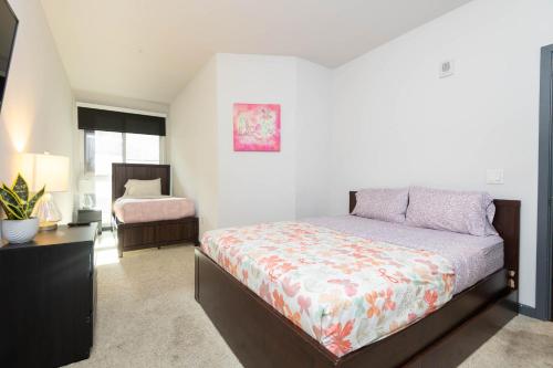 Lovely 3BR Apt With Balcony And Rooftop Pool Plus Views photo 21