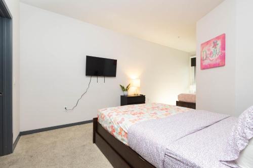 Lovely 3BR Apt With Balcony And Rooftop Pool Plus Views photo 20