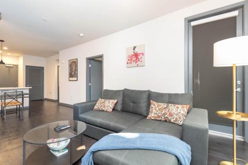 Lovely 3BR Apt With Balcony And Rooftop Pool Plus Views photo 22
