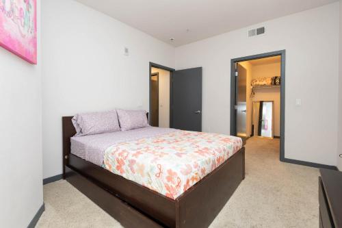 Lovely 3BR Apt With Balcony And Rooftop Pool Plus Views photo 30