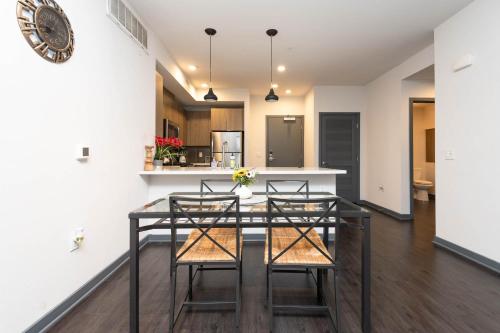 Lovely 3BR Apt With Balcony And Rooftop Pool Plus Views photo 23