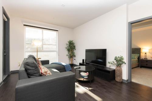 Lovely 3BR Apt With Balcony And Rooftop Pool Plus Views photo 11