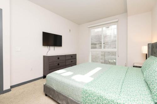 Lovely 3BR Apt With Balcony And Rooftop Pool Plus Views photo 27