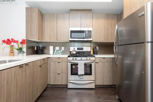 Lovely 3BR Apt With Balcony And Rooftop Pool Plus Views photo 32