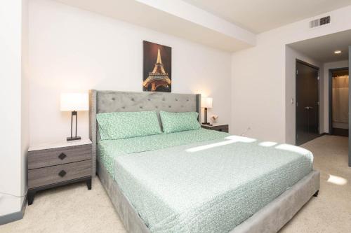 Lovely 3BR Apt With Balcony And Rooftop Pool Plus Views photo 25