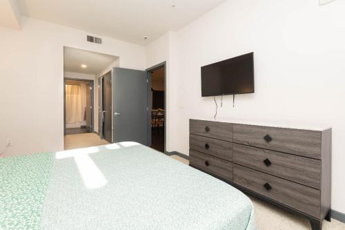 Lovely 3BR Apt With Balcony And Rooftop Pool Plus Views photo 34