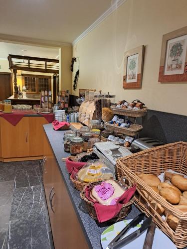 een keuken met een aanrecht met broodmanden bij St. Jobser Hof in Würselen