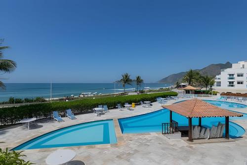 a view of the swimming pool at the resort at Apart hotel a Beira Mar na praia do Recreio in Rio de Janeiro