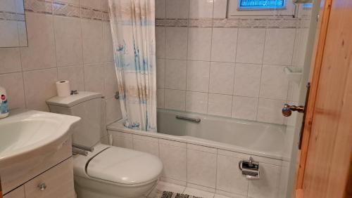 ein Badezimmer mit Toilette, Badewanne und Waschbecken in der Unterkunft Preschaint (720 Kü) in Valbella
