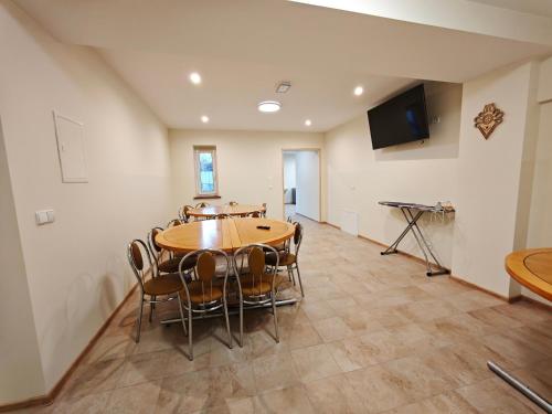 ein Esszimmer mit Tisch und Stühlen in der Unterkunft Domek nad wodospadem in Zakopane