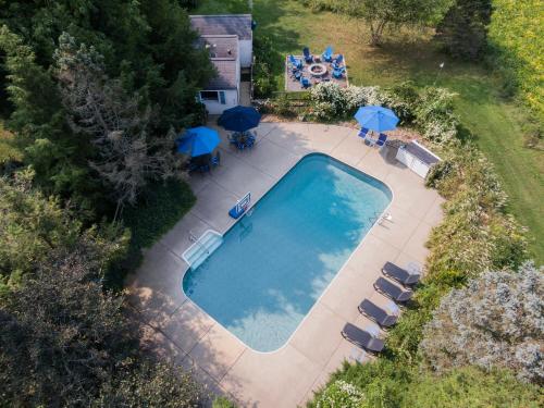 an overhead view of a swimming pool with umbrellas at Berrywood Farm in Lakeside