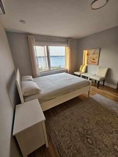 une chambre avec un lit et une grande fenêtre dans l'établissement Seaview home, Bedford Hwy Halifax, à Halifax