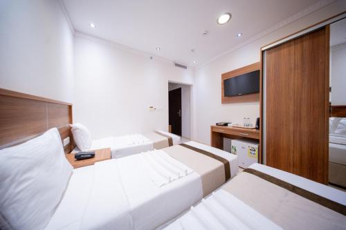 Ένα ή περισσότερα κρεβάτια σε δωμάτιο στο Orvana Al Otaibiya Hotel