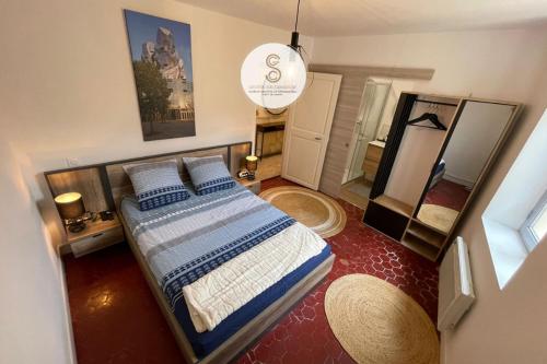 Postel nebo postele na pokoji v ubytování La Cocarde Arles Centre