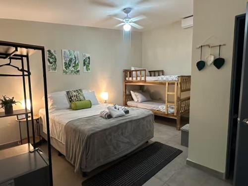 ein Schlafzimmer mit einem Bett und einem Etagenbett in der Unterkunft Pool • Game Room • Fire Pit • Resort Access in Los Cóbanos