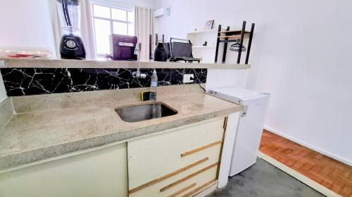 une cuisine avec un évier et un plan de travail dans l'établissement Sunrise Flamengo - 4 Hóspedes, Metrô e Privativo!, à Rio de Janeiro