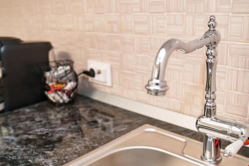 un lavandino con rubinetto cromato da cucina di Escape Lounge a Craiova