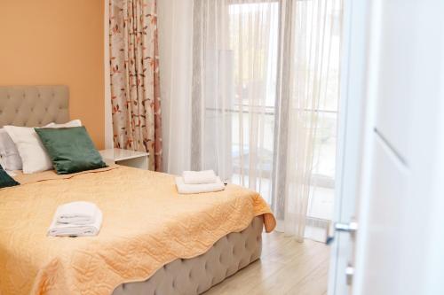 una camera da letto con un letto con asciugamani sopra di Escape Lounge a Craiova