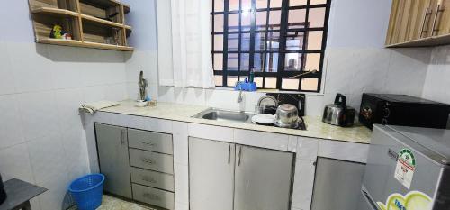 Η κουζίνα ή μικρή κουζίνα στο KeenStays Isiolo Town
