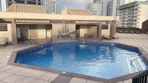 una gran piscina en la parte superior de un edificio en New Ocean View Condominium, en Honolulu