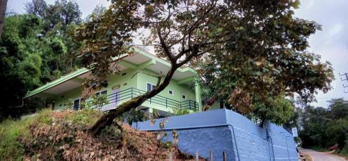 ein Haus am Hang eines Hügels in der Unterkunft The Town Cascade in Madikeri