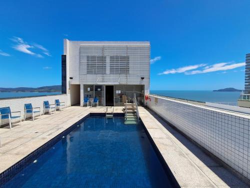 Bazén v ubytování Helbor Stay Santos Pompéia Gonzaga - Varanda vista mar nebo v jeho okolí