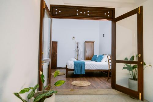 une porte ouverte sur une chambre avec un lit dans l'établissement Matt-Jay Villa -Baddegama, à Baddegama