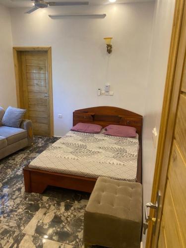 En eller flere senge i et værelse på Studio meublé climatisé propre et sécurisé