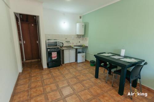 eine kleine Küche mit einem Tisch und einem Herd in der Unterkunft Monoambiente en ubicación estratégica in Santa Fe