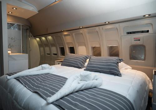a large bed in the back of an rv at Hotel Avión Air Damasco in Oncativo