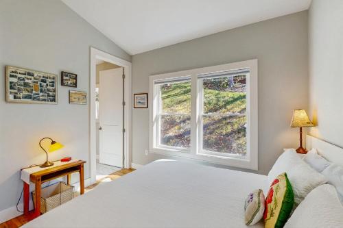 ein Schlafzimmer mit einem Bett und einem Fenster in der Unterkunft Bibi's Creek Retreat in Boone